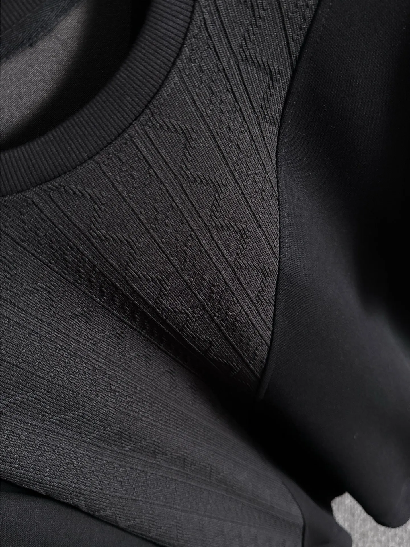 P360 Stone Island's exclusive first release of 25ss autumn and winter new round neck long-sleeved sweatshirts for men and women. Many celebrities share the same style. Craftsmanship that cannot be copied by ordinary small workshops. We are not afraid of any challenges in terms of materials, detail restoration and craftsmanship, just to provide you with wonderful products. Compare the top original versions at will. No expense is spared just to do better. Unique imported fabric feel. Purely imported German machine production. Precision operation. Thousands of needles density. Full set of new accessories with three standards for simultaneous customization. The upper body is versatile and fashionable. A perfect choice for autumn and winter. A must-have item. Size chart: m-4XL (Please state your height and weight when placing an order.